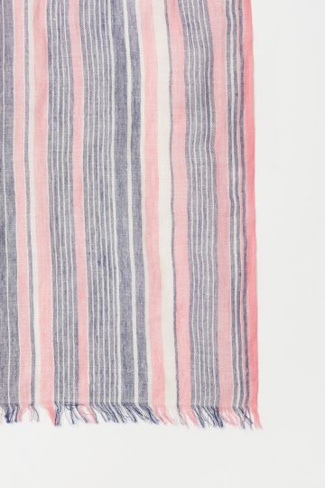 Scarf with thin stripes