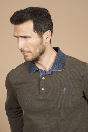 Polo shirt with contrasted collar